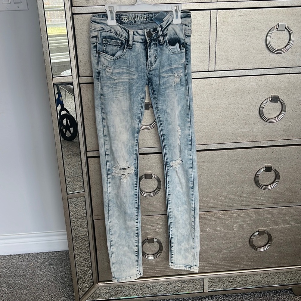 Distressed skinny jeans